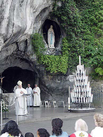 Weihbischof Dr. Guballa an der Grotte von Lourdes
